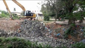 Sering Terjadinya Banjir di Batu Aji Akibat Tumpukan Sampah Saluran Drainase Air