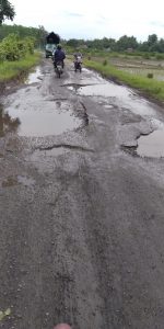Warga Minta Jalan Penghubung Dua Desa Segera di Perbaiki
