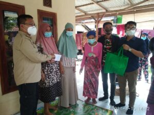 Camat Mekar Baru Miftah Shuritho berikan bantuan kepada Intan, remaja pengidap penyakit Tumor Ganas.