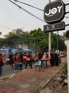 Warga Meruya Utara Berbagi Nasi Kotak dan Takjil Kepada Kaum Dhuafa dan Fakir Miskin