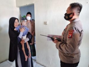 Polsek Purwakarta Polres Cilegon Santuni Anak Gizi Buruk