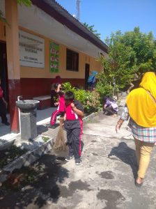 Penguatan Pendidikan Karakter Melalui Kegiatan Jumat Bersih di Sekolah