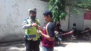 Polres Cirebon Adakan Razia Masker di Pasar Gunung Sari