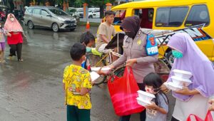 Polresta Cirebon Bagikan Paket Makanan kepada Masyarakat Terdampak Pandemi Covid 19