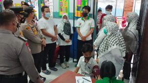 Kapolres Cirebon Kota Tinjau Vaksinasi Anak Dan Ikuti Zoom Meeting Pimpinan Presiden dan Kapolri di SDN Pengampon