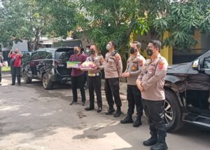 Kapolres Cirebon Kota Jenguk Anggota Yang Isoman Dan Berikan Vitamin