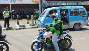 Ditengah Terik Matahari, Personil Satuan Lantas Polsek Seltim Ciko, Semangat Laksanakan Gatur