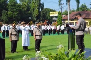 Dalam Upacara, Kapolresta Cirebon Pimpin Sertijab Kabag Log