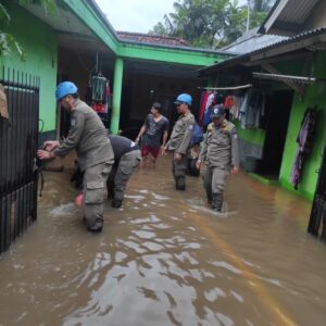 Satpol PP dari Tim Rescue dan Gagak Hitam Gerak Cepat Melakukan Evakuasi Akibat Dampak Banjir dan Angin