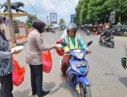 Polresta Cirebon Bagikan Paket Makanan kepada Masyarakat Terdampak Pandemi Covid-19