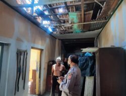 Peduli Warga, Kapolsek Kedawung Berikan Bantuan dan Bantu Warganya Renovasi Rumah