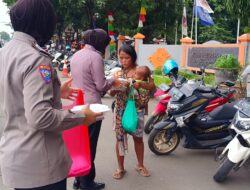 Polresta Cirebon Bagikan Paket Makanan kepada Masyarakat Terdampak Pandemi Covid-19