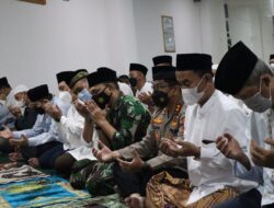 Kapolres Ciko Di Dampingi Ketua Bhayangkari Hadiri Tarawih Silahturahmi Pemkot Cirebon Kota