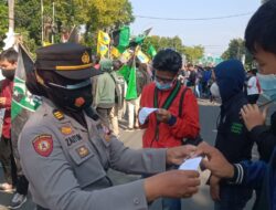 Polres Cirebon Kota Bagikan Ratusan Masker Pada Peserta Aksi Mahasiswa di Depan Gedung DPRD