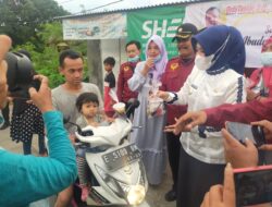 Tim PWC-R dan Wabup Cirebon Berbagi Takjil dan Masker Bersama Warga