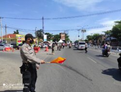 Kapolsek Losari Polresta Cirebon Kompol Alisman Pimpin Pengaturan Lalu Lintas Di Pertigaan Losari