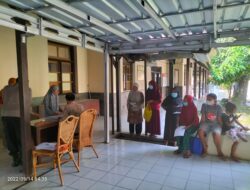 Polresta Cirebon Salurkan Bantuan Minyak Goreng Kepada Warga Sumber, Plered, dan Gempol