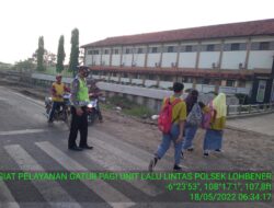 Polisi Gatur Lalin Pagi Bantu Masyarakat Dan Anak Sekolah Menyebrang Jalan