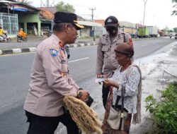 Iba Melihat Pedagang Sapu Kelilingo, Kapolsek Losarang Borong Dagangan Nenek Berusia 85 Tahun