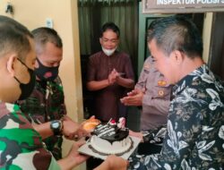 Personil Koramil Kesambi Geruduk Polsek Kesambi Berikan Surprise Kue Ultah Bhayangkara Ke-76 Tahun