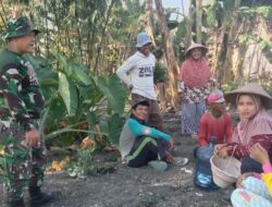 Senyum Lebar Anggota Satgas TMMD Bersama Warga di Boyolali