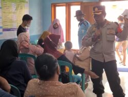 Cegah Terjadinya Penyimpangan, Kapolsek Losarang Lakukan Pengawasan Penyaluran BLT