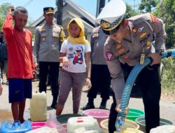 Kekurangan Air Bersih, Satlantas Polres Pasuruan Distribusi ke Ratusan Warga