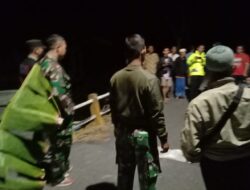 Babinsa Koramil 07/ Maos Bersama Pemerintah Desa Meninjau Jembatan Amblas di Tapal Batas Kalijaran- Maos Kidul