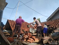 Pupuk Gotong Royong, Bhabinkamtibmas Polsek Cingambul Bantu Warga Renovasi Rumah