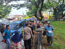 Edukasi Ops Zebra Lodaya 2022, Kapolsek Lemah Wungkuk Duduk Bareng Makan Nasi Kotak Bersama Warga