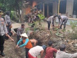 Antisipasi Banjir, Polsek Lohbener Gotong Royong Bersihkan Selokan