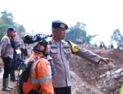 Tak Kenal Lelah, Kabid Humas Polda Jabar Terus Lakukan Pencarian Korban Longsor