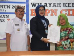 Bupati Cirebon Secara Simbolis Serahkan DIPA Petikan dan Buku Alokasi TKD 2023