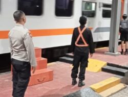 Petugas Pos Yan Nataru 2022 Laksanakan Pengamanan di Stasiun Kereta Api Haurgeulis