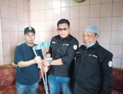 Jumat Berkah, FWJI Korwil Jakbar Beri Bantuan Tongkat Bagi Penyandang Disabilitas