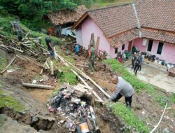 Sigap, Sinergitas TNI dan Polri Daerah Cingambul Bersama Warga Bersihkan Material Longsor