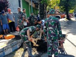 Peduli Kebersihan Lingkungan, Anggota Koramil Wlingi Gelar Kerja Bakti Bersihkan Drainase