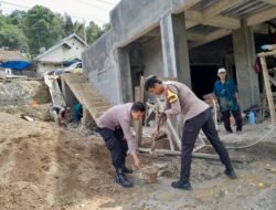 Cerminkan Kebersamaan Bhabinkamtibmas Polsek Banjaran Kerja Bakti dengan Warga Bangun Mushola