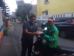 Berbagi Jumat Berkah, Pengurus dan Anggota FWJ Indonesia Korwil Jakarta Barat Bagikan Makanan Siap Saji