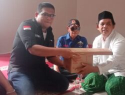 Jumat Berkah, FWJ Indonesia Korwil Jakbar Beri Bantuan 2 Kipas Angin di Musholla Raudlatul Jannah Kel. Pekojan