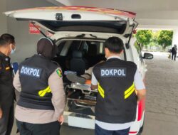 Sigap, Dokkes Polres Tangsel Tangani Warga Yang Sakit Saat Urus SKCK