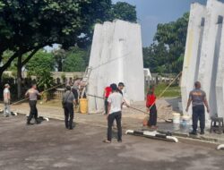 Wujud Polri Peduli di HUT Bhayangkara Ke-77, Polsek Pondok Aren Lakukan Bersih-Bersih Taman Makam