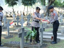 Sambut HUT Bhayangkara ke-77, Polda Metro Jaya Ziarah dan Tabur Bunga di TMP Pondok Aren