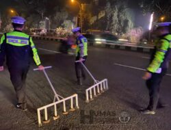 Sterilisasi Ranjau Paku, Sat Lantas Polres Tangsel Sisir Jl. Pahlawan Seribu