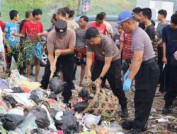 Polresta Cirebon dan Warga Gotong Royong Bersihkan Jalan Sekitar Terowongan Kereta Api