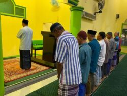 Kapolres Cirebon Kota Pimpim Sholat Isya Berjamaah di Masjid Al Falah