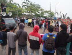 Forum Aktivis Mahasiswa Tangsel Geruduk Polres Tangsel, Minta Polisi Tangkap Rocky Gerung