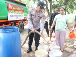 Polsek Cisauk Salurkan Ribuan Liter Air Bersih Untuk Warga Kp. Koceak