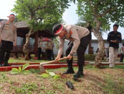 Lestarikan Lingkungan Polres Tangsel Tanam 2000 Pohon