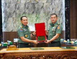 Panglima TNI Jenderal TNI Agus Subiyanto Serah Terimakan Risalah Kasad